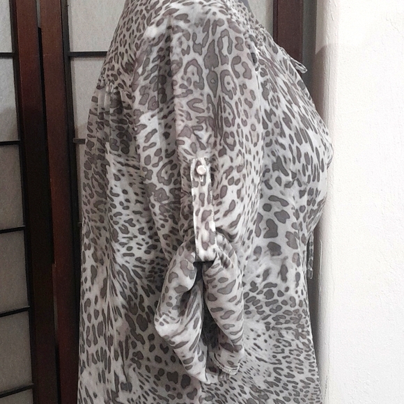 Jennifer Lopez Grey Cheetah Print Long Sleeve Flowy Blouse with Neck Tie Large - Picture 4 of 6